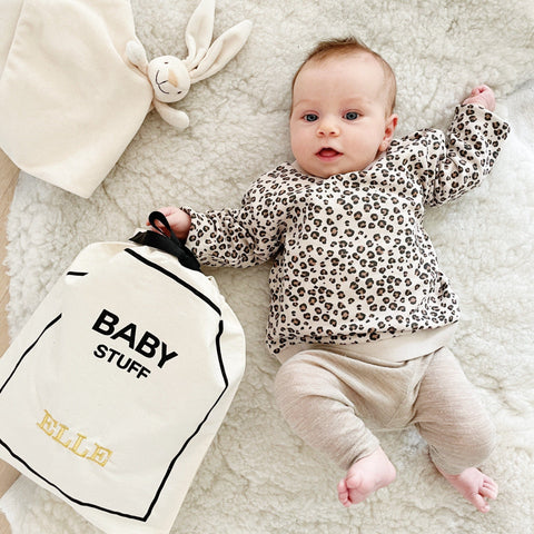 Bag-all Baby Couture Bag in Cream with personalized monogram ‘ELLE’. Stylish and practical storage for baby essentials with a custom touch