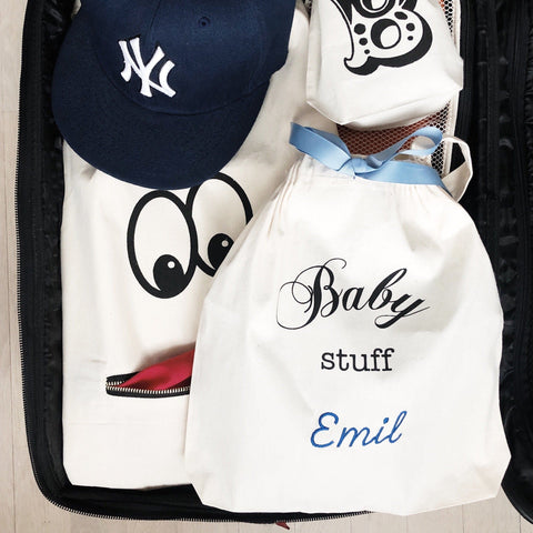 Bag-all Baby Fancy Bag in Cream with personalized monogram ‘Emil’. Elegant storage pouch with blue ribbon, perfect for organizing baby essentials