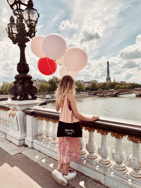 Bag-all Two Tone Tote Bag Paris in pink and black, styled in Paris with balloons and Eiffel Tower view. Chic and sustainable tote