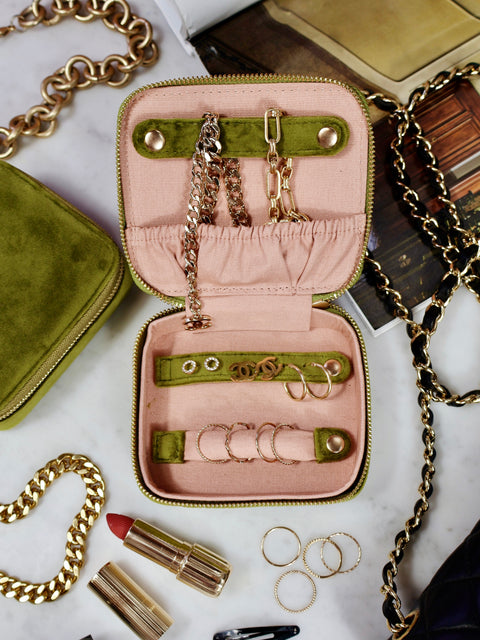 Bag-all Cute Jewelry Box in green recycled velvet with pink interior, featuring gold zipper, dedicated holders for rings, necklaces, and earrings, perfect for organizing accessories and travel